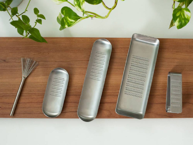 EAとCO製の18-8ステンレスキッチンハケ。全幅約45mm、全長140mm、高さ8mm、重量25g。