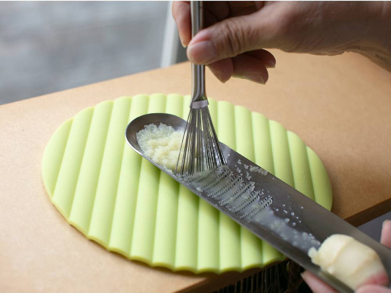 EAトCOのキッチン用18-8ステンレス製ハケ。サイズは全幅45mm×全長140mm×高さ8mm、重量約25g。日本製で食洗機不可。