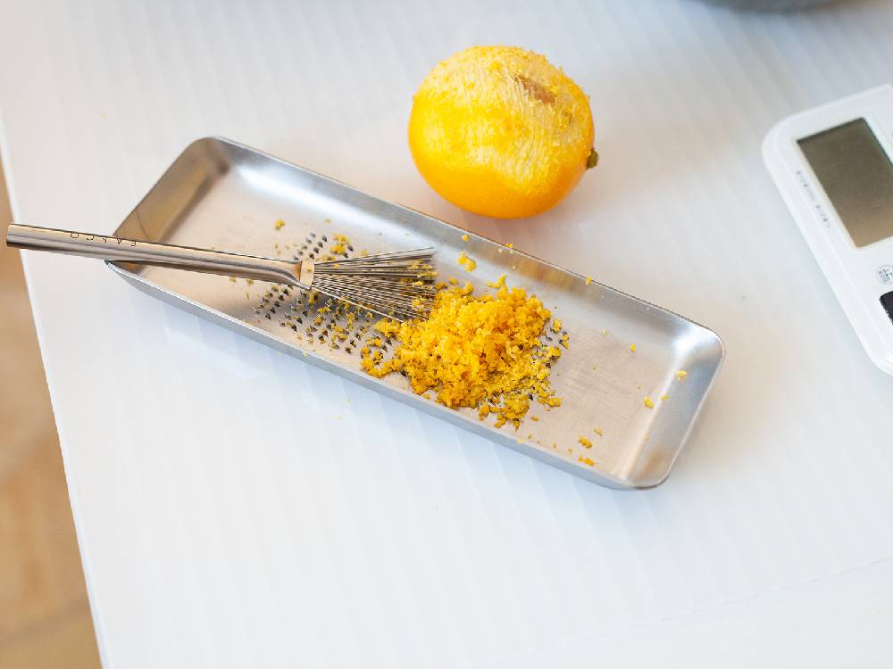 キッチン用18-8ステンレス製EAトCOハケとミーヤーレモンが並べられている