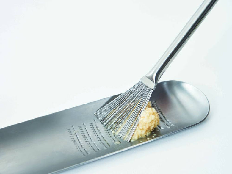 EAトCO製18-8ステンレス製キッチンハケ。全幅45mm×全長140mm×高さ8mm、軽量25gの料理用ブラシ