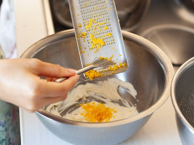 キッチンで18-8ステンレス製の日本製ハケとボウル、食材が調理準備のために並べられている様子