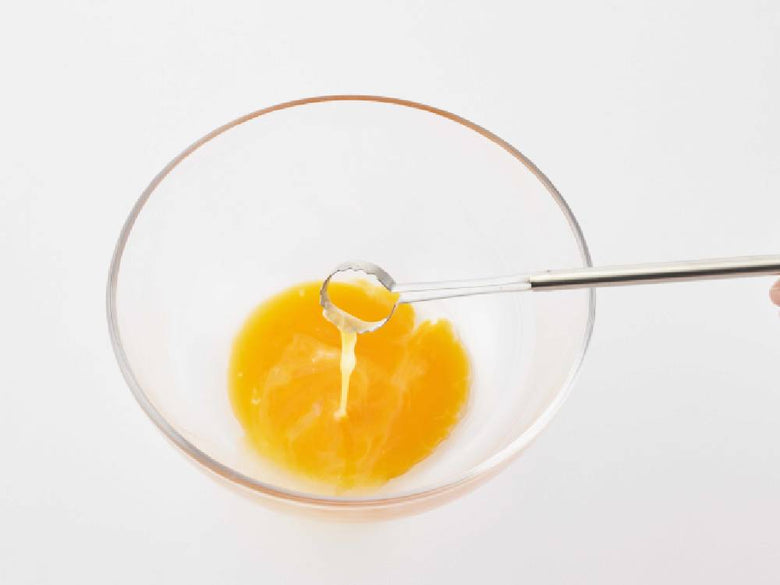 EAトCOトク製の18-8ステンレススプーンと卵を使用して調理しているキッチン用品の写真