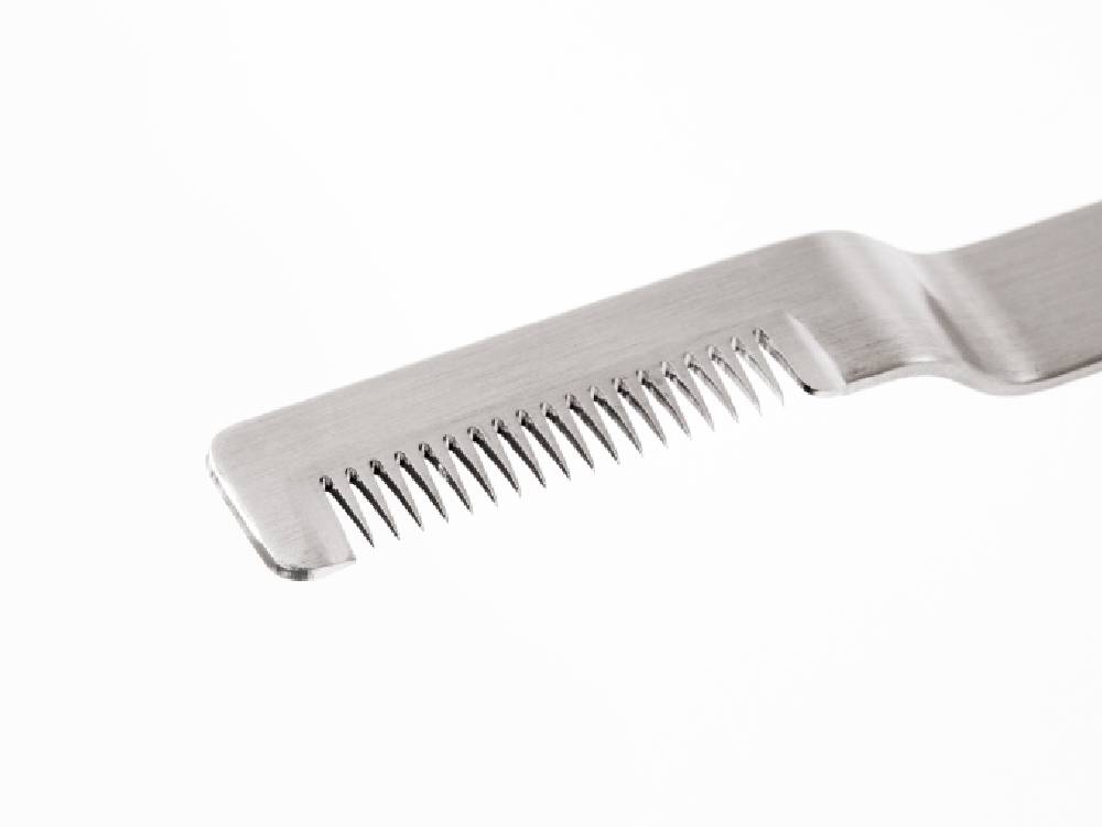 EAトCOのステンレス製チタンコーム。全幅15mm×全長160mm×高さ10mm、日本製で食洗機対応。