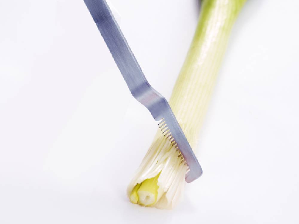 日本製ステンレス製キッチン用包丁【EAトCO】サク、全長160mm、まな板と共に配置