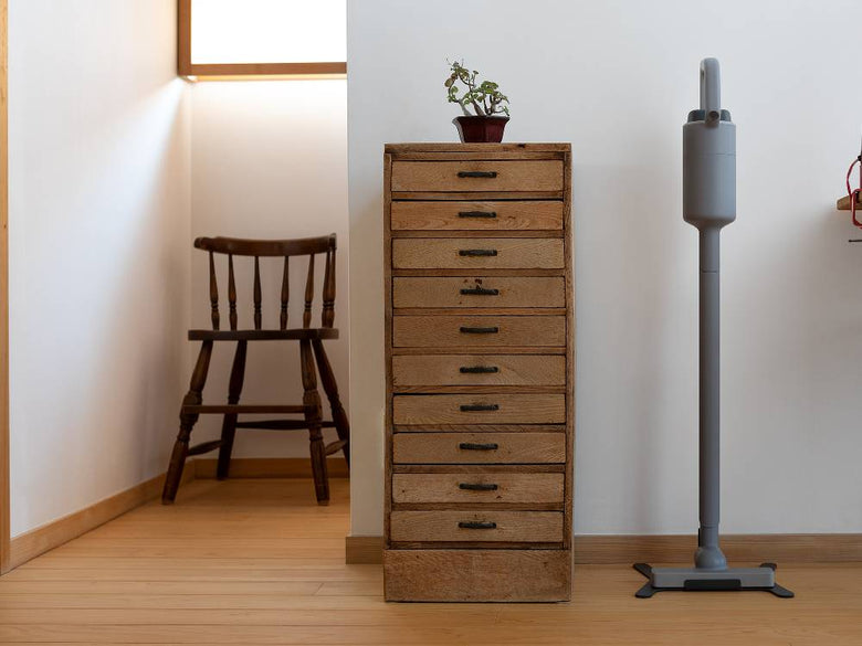 木製家具や床の上で使用されているプラスマイナスゼロ コードレスクリーナー G040