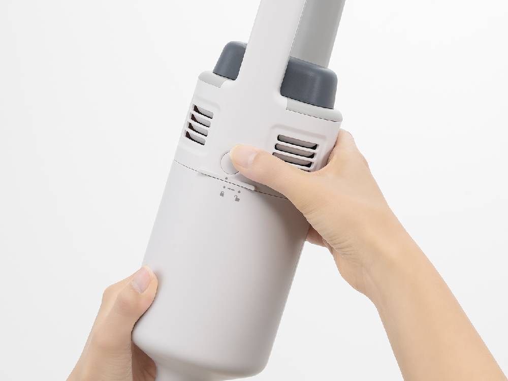 プラスマイナスゼロ コードレスクリーナー G040本体と付属ノズルがスタンドにセットされている画像