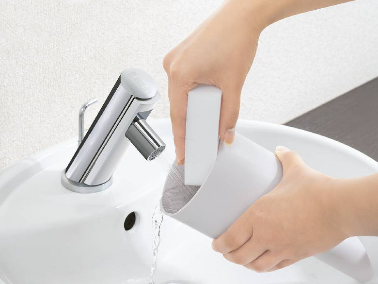 シルバーの蛇口とソープディスペンサーが備え付けられた浴室用洗面台