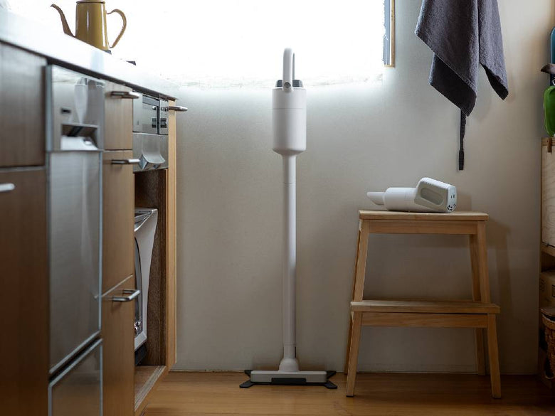 プラスマイナスゼロ コードレスクリーナー G040本体が木製の床の上に置かれている様子