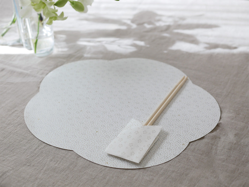 ADVAITAの美濃和紙製お膳敷紙とお箸包みが整然と並べられた和風の食卓セッティング