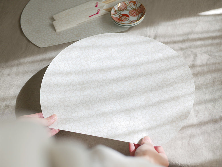 ADVAITAの美濃和紙製お膳敷紙とお箸包みのセット。梅日和と梅水玉のデザインが施された紙製の食卓用品です。