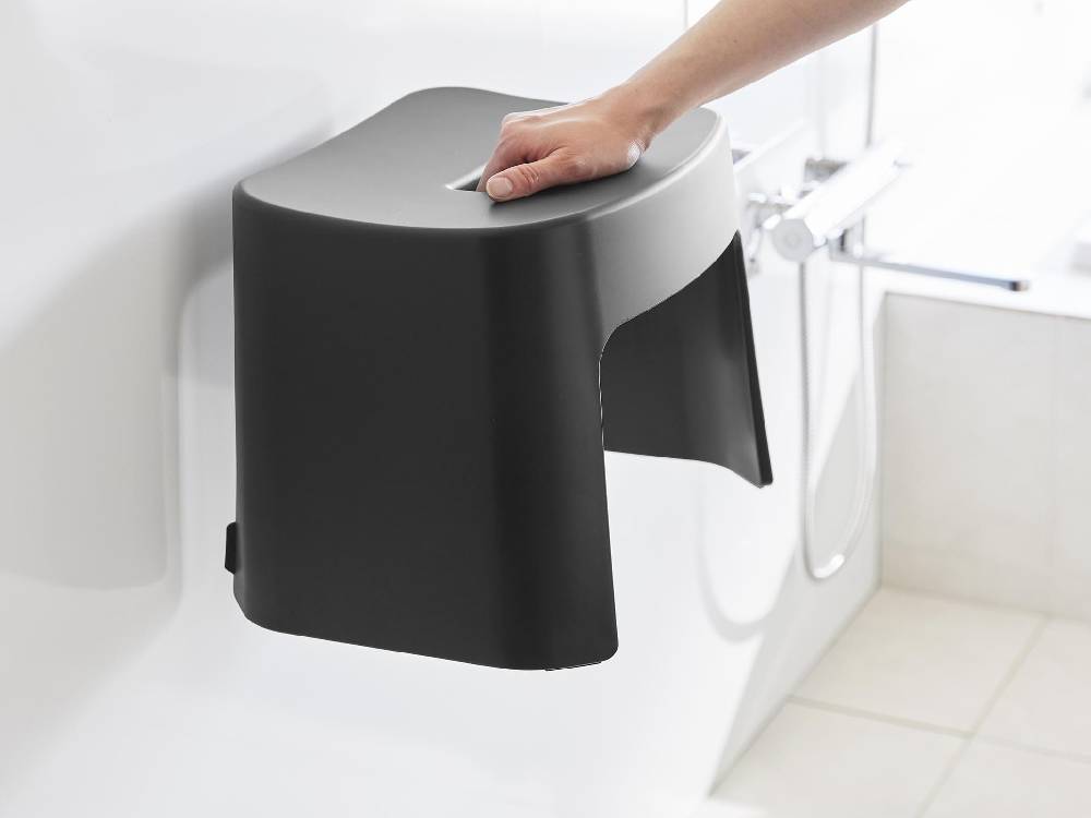 浴室に設置されたシルバー色のタワー洗いやすいマグネット風呂イス SH26