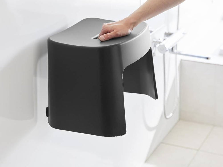 浴室に設置されたシルバー色のタワー洗いやすいマグネット風呂イス SH26