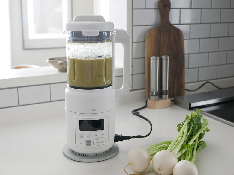 ヒーター機能付きブレンダー「おうちシェフ」本体と付属品が並んでいるキッチン用家電の画像