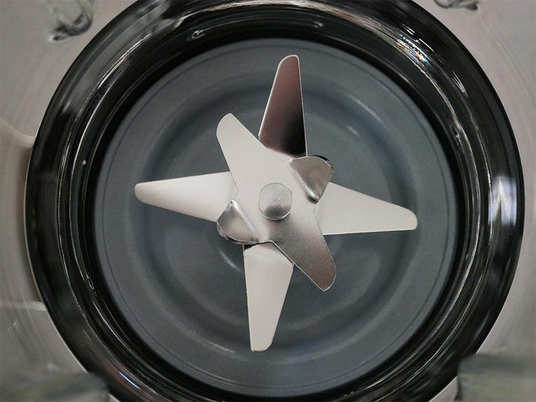 シロカおうちシェフヒーター機能付きブレンダー本体と付属品が並んだキッチン家電の画像