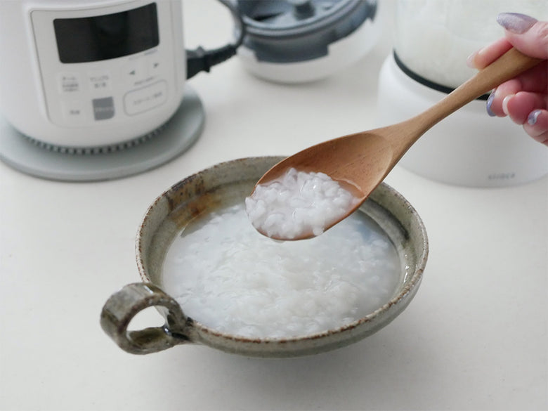 ヒーター機能付きシロカおうちシェフブレンダーと食器、白米、調理器具が揃ったキッチンの様子