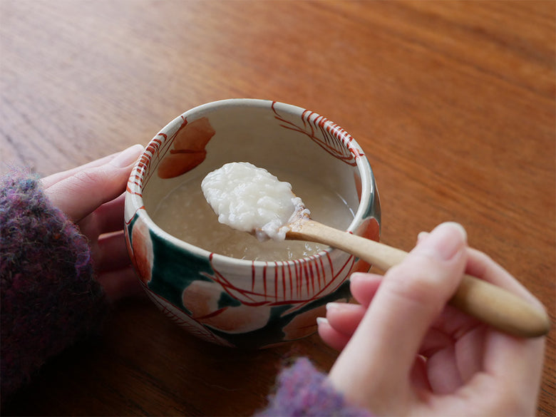 ヒーター機能付きシロカおうちシェフブレンダーとキッチン用品、食材がテーブル上に配置されている様子