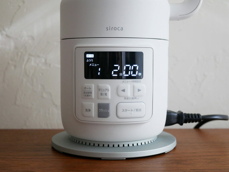 シロカのおうちシェフ ヒーター機能付きブレンダー本体とミキサー、蓋などの付属品が並んだ家庭用キッチン家電の画像