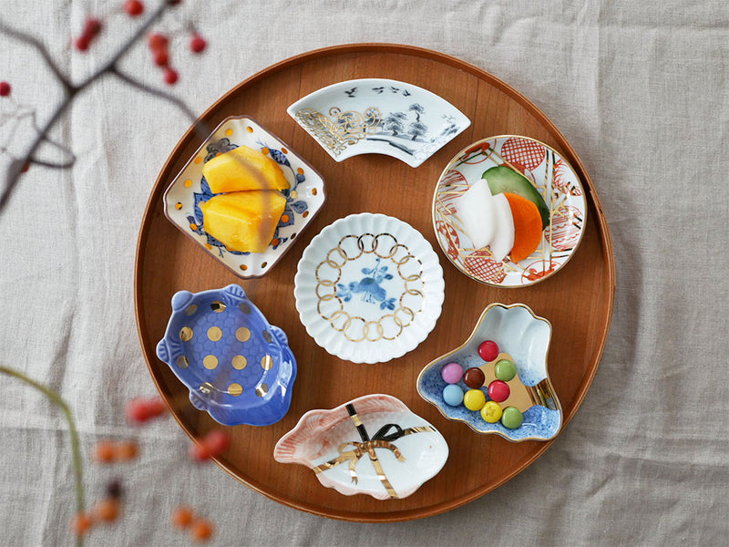 アマブロのMAMEシリーズから、吹墨富士形や吉祥魚形など多様なデザインの磁器皿が並ぶ食器セット