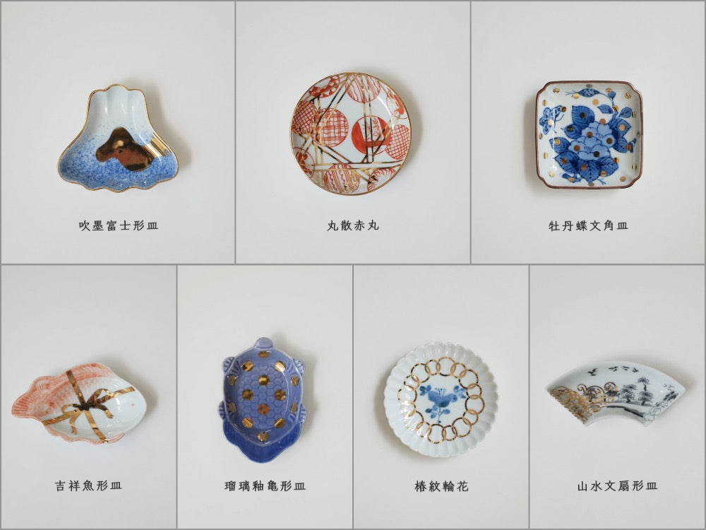 青と白の磁器製プレートや角皿が並ぶアマブロ MAMEシリーズの食器セット