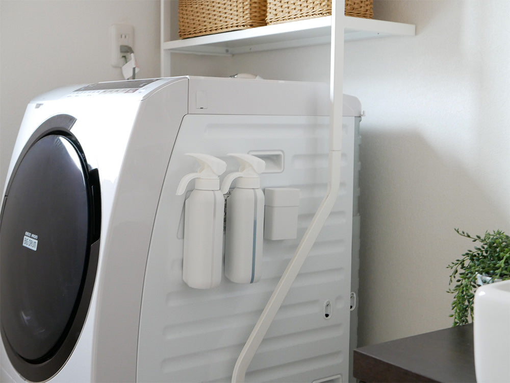 洗濯機の横に置かれたリッチェルの片手計量マグネット液体洗剤ボトル