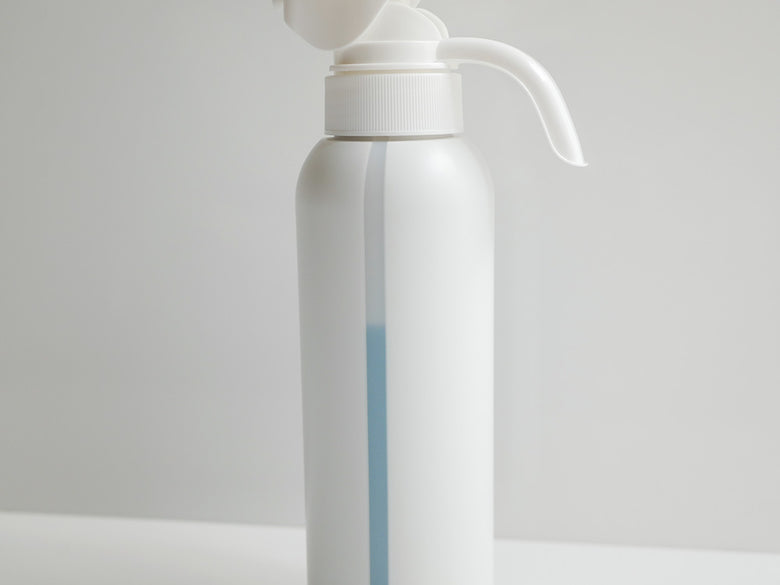 リッチェル製片手で計量可能なマグネット搭載液体洗剤ボトル。プラスチック製スプレーディスペンサー付きのデザイン