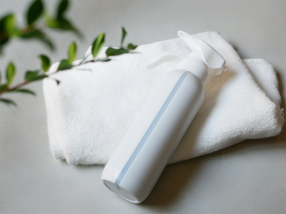 リッチェルの500mlマグネット液体洗剤ボトル。片手で計量できるプラスチック製ソープディスペンサーにスプレーノズルが付いています。