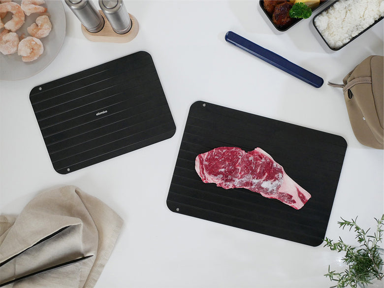 CBJAPANのアルミ製解凍プレートに盛り付けられた肉料理