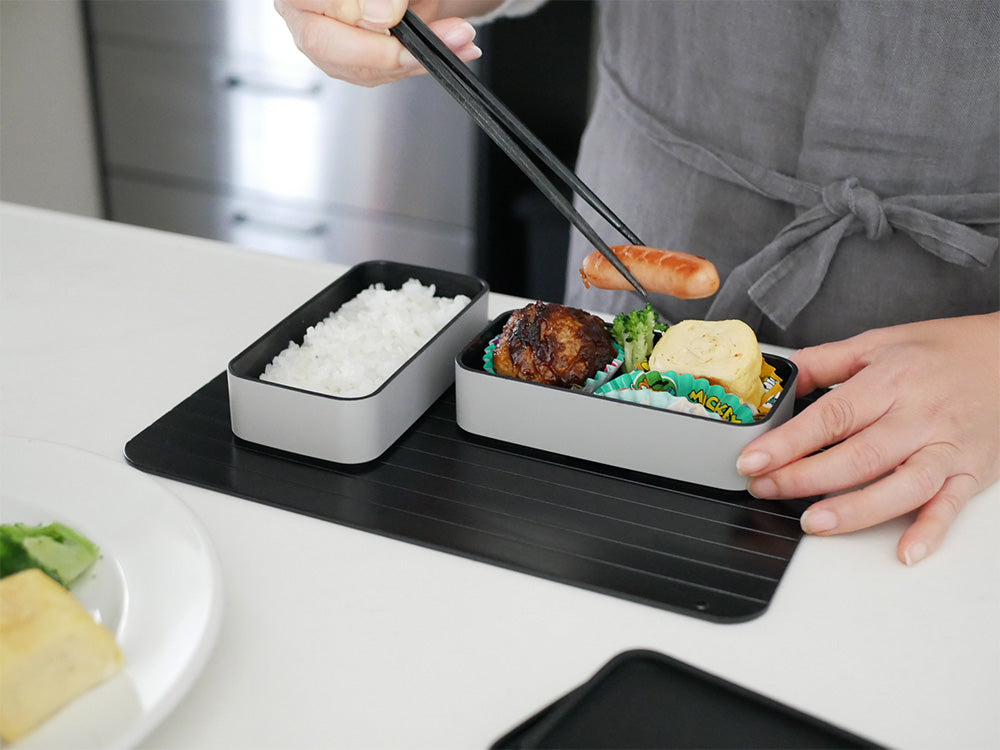 CBJAPAN/シービージャパンのアルミ製解凍プレートに白ご飯と野菜が盛られたランチプレート