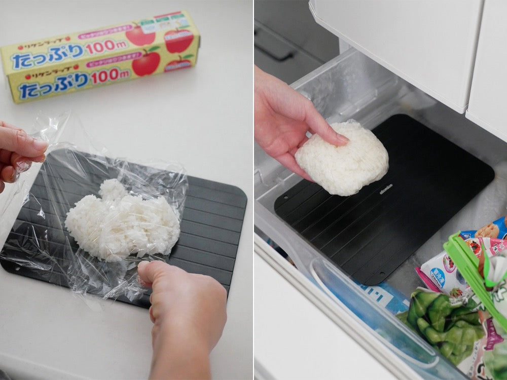 解凍プレート上にプラスチック包装された食品や食品保存容器が配置されているキッチン用品の写真