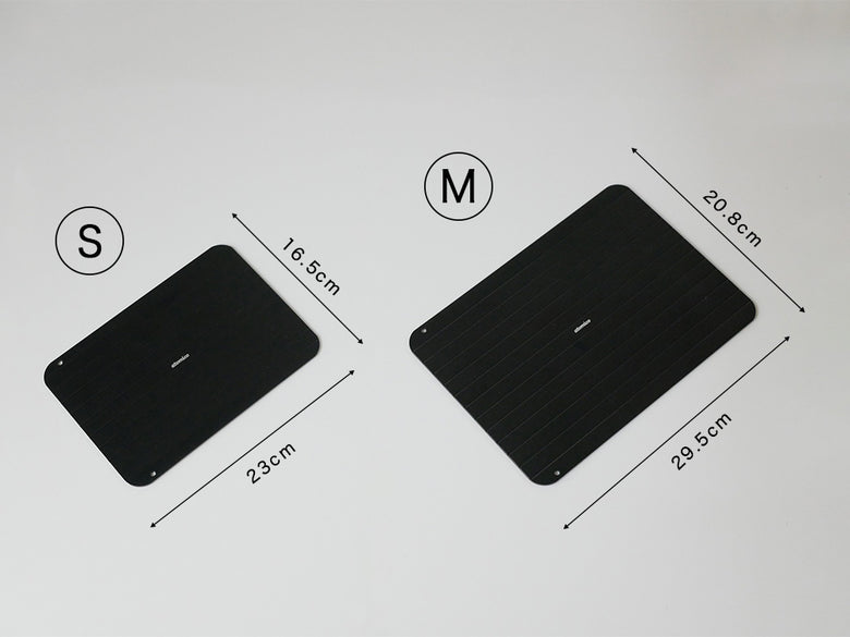 シービージャパン製のシルバー色アルミニウム解凍プレート。SサイズとMサイズの両方が並べられている写真