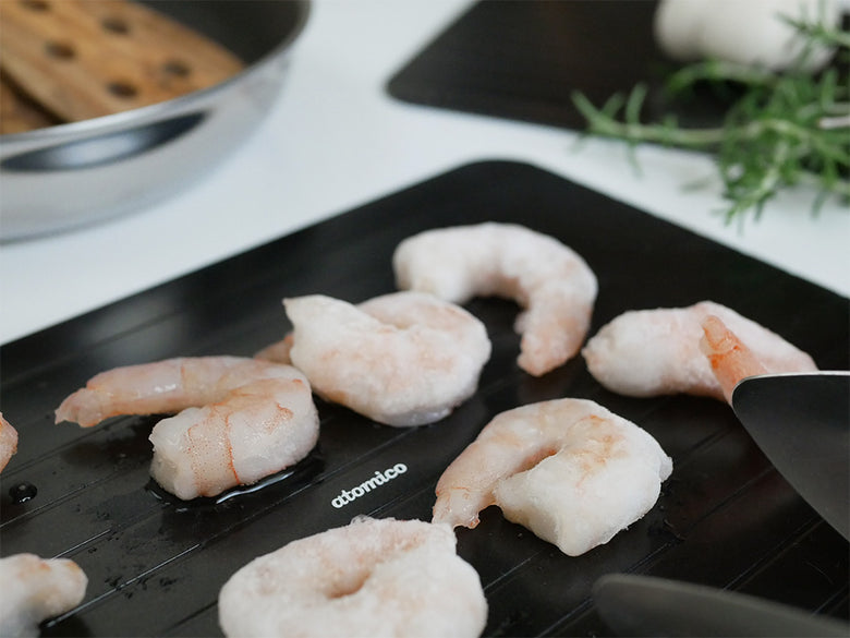 シービージャパンのアルミ製解凍プレート上に新鮮な海老が並べられている様子