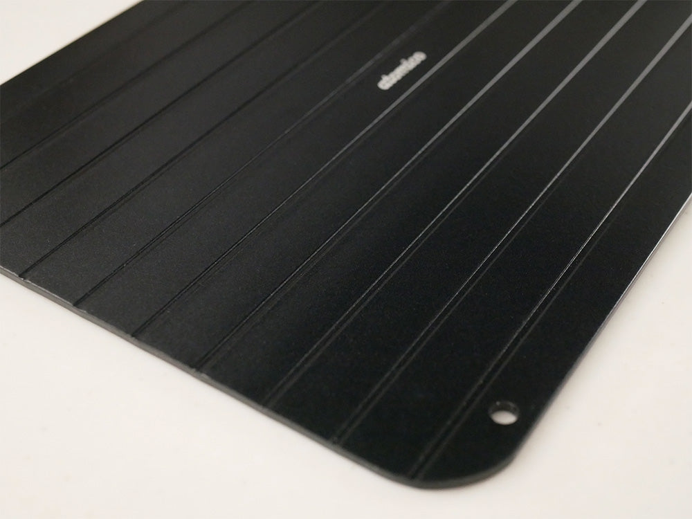 シービージャパン製アルミニウム解凍プレート、サイズSとMが並んでいる画像