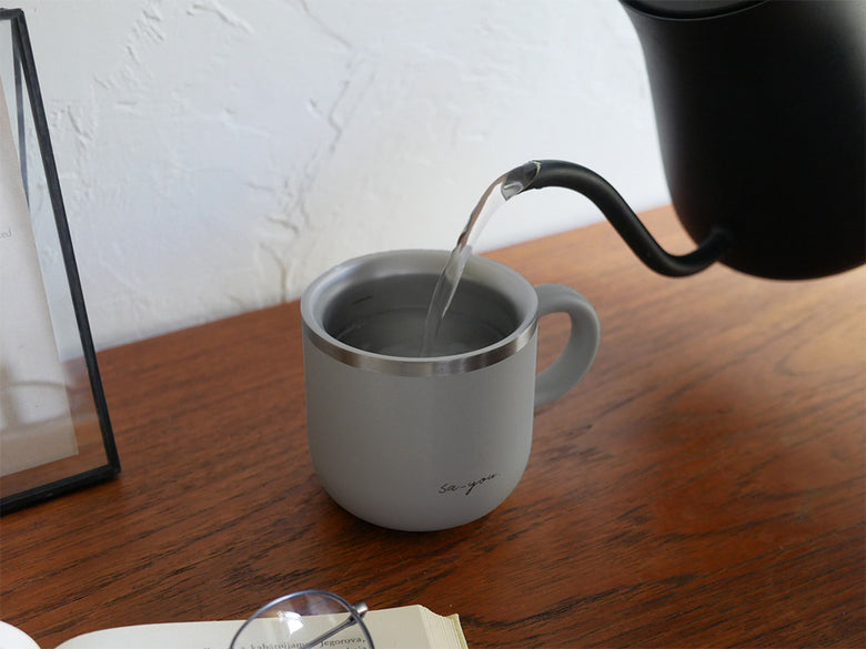 オンドゾーンの白湯マグ。ステンレス鋼製でポリプロピレン取っ手付きのコーヒーマグカップ