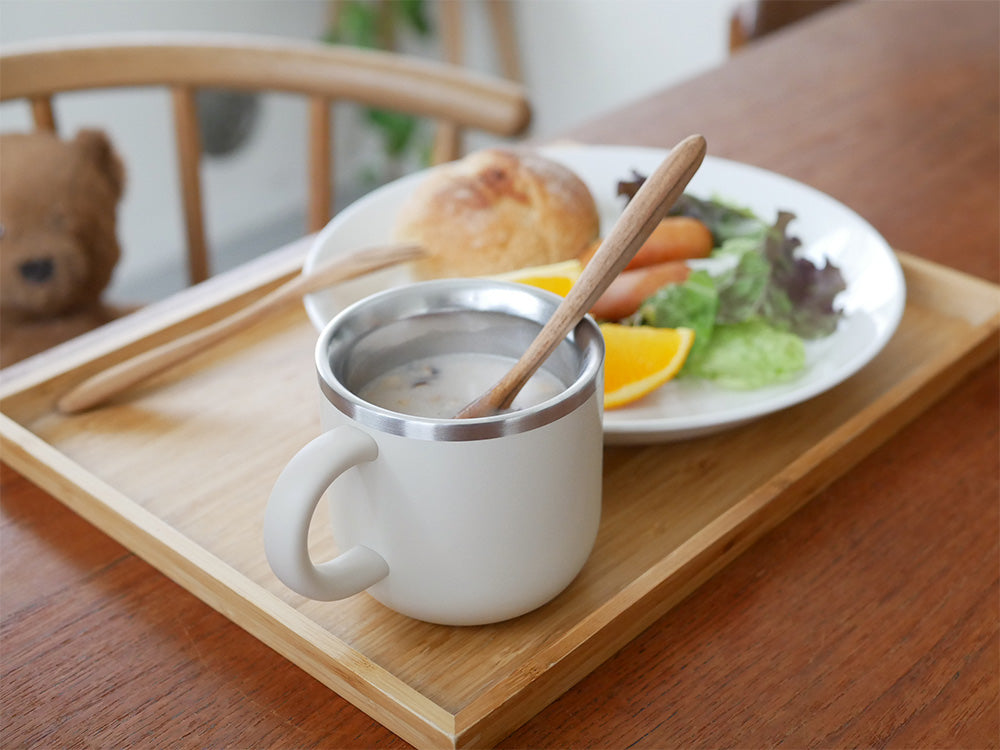 ON℃ZONEのステンレス製白湯マグとカトラリーがテーブルに配置された様子