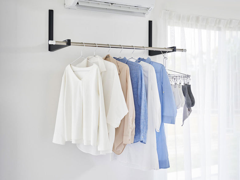 【tower/タワー】ウォール対応物干しホルダーに衣服が掛かっています