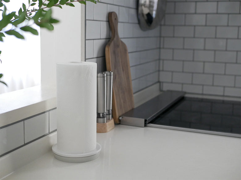 キッチンのカウンタートップに設置された銀色の倒れない片手用サッと取り付け可能なキッチンペーパーホルダー