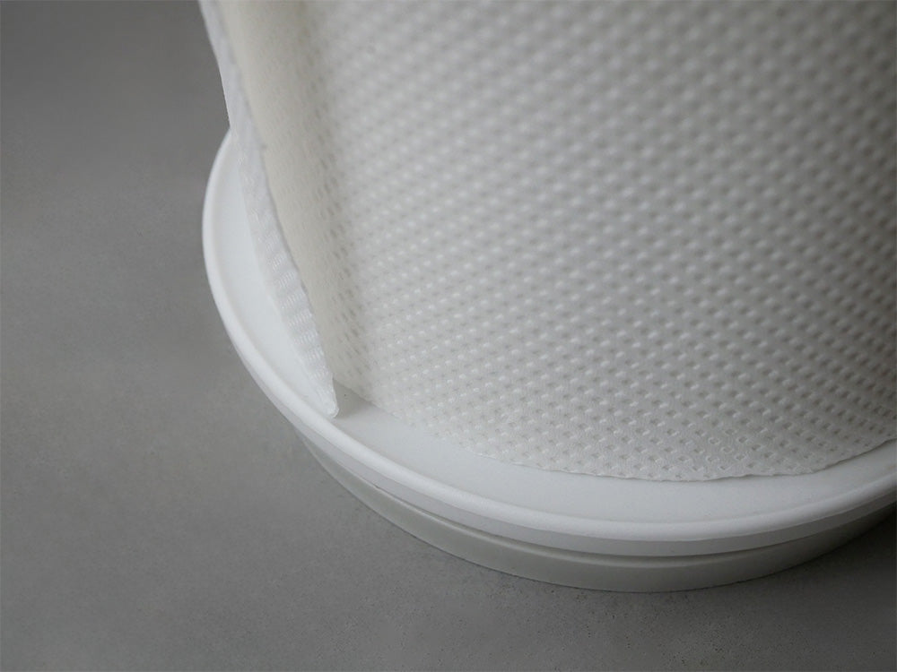 シルバーのプラスチックメッシュシリンダーを備えたマーナの倒れない片手用キッチンペーパーホルダー