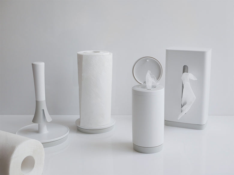 マーナ製の倒れない片手操作可能なキッチンペーパーホルダー。円筒形デザインで安定性が高い