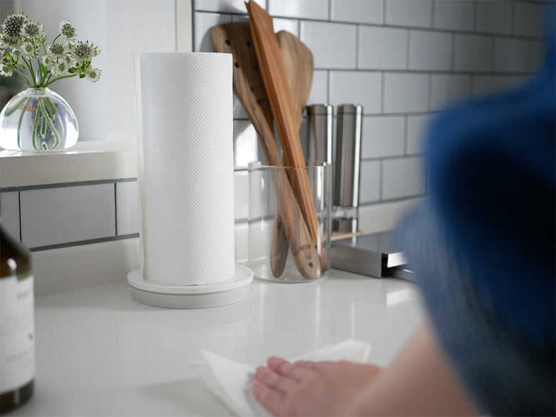 マーナ製の倒れない片手操作キッチンペーパーホルダーがキッチンカウンターに設置され、紙タオルが取り出しやすい状態。