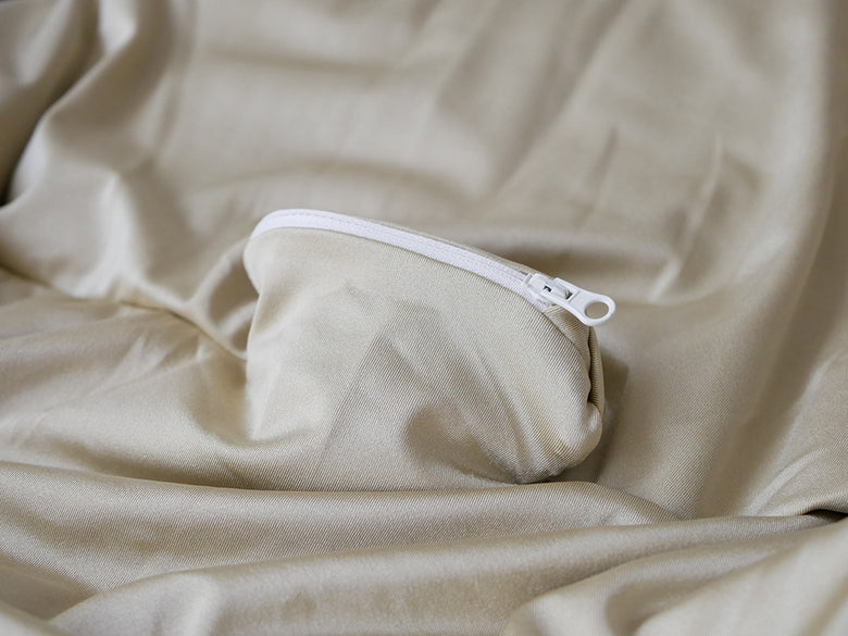 銀色のリネン風テキスタイルを使用したQUBEコーデュロイビーズクッション。柔らかなポリエステルカバーと発泡ポリスチレンビーズが特徴の高品質な寝具用クッションです。