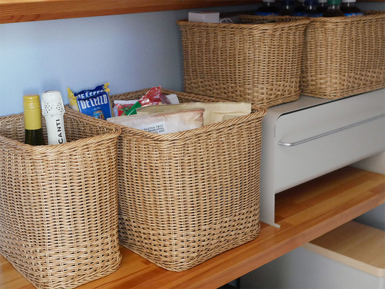 Creerクレエのユティル洗えるナイールバスケットが棚に整然と並べられている様子