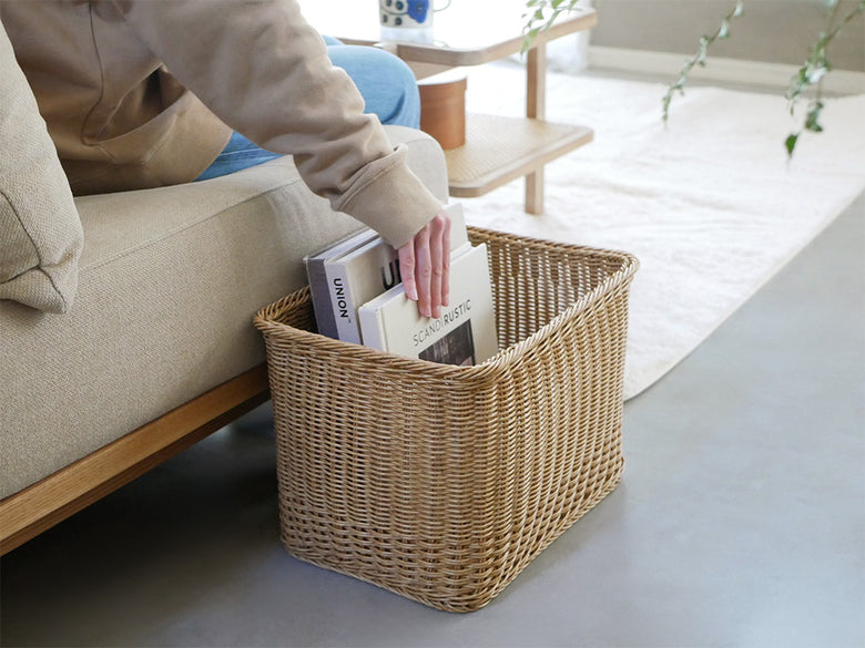 クレエユティルの洗えるナイールバスケットがリビングルームで自然素材のウィッカー製として配置されている様子