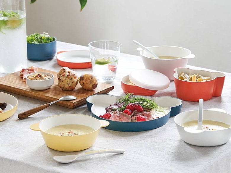 「tak./タック」キッズディッシュギフトボックス「ベアラッキー7」に含まれるプレート、ボウル、マグカップ、スプーン、フォークが並んだセット。