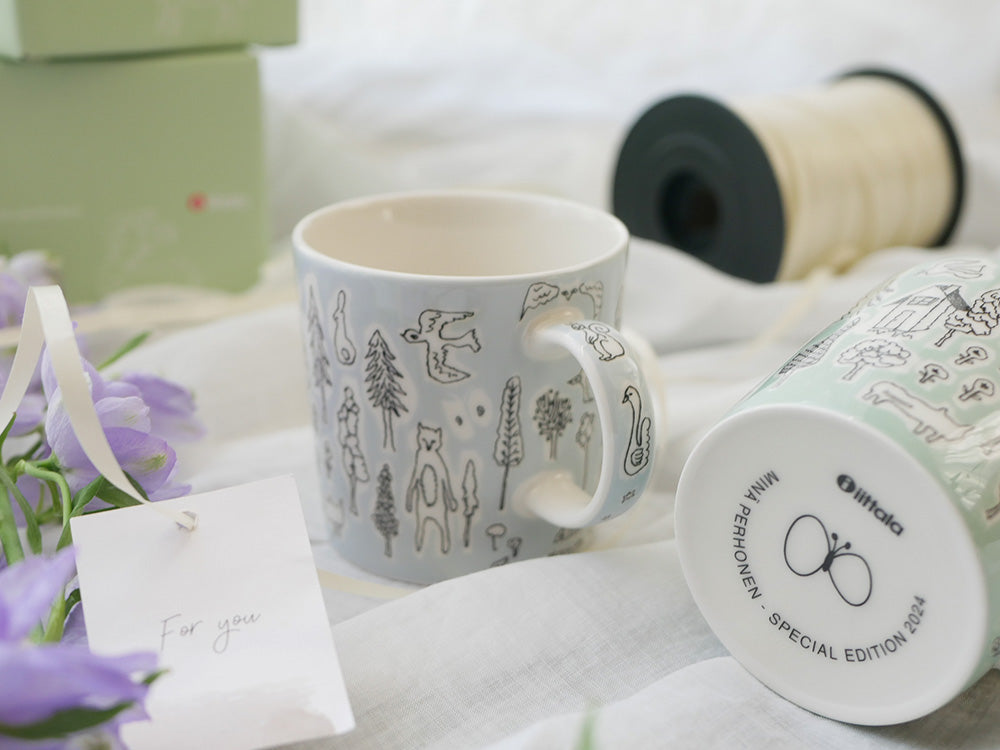 イッタラ × ミナ ペルホネン フォレストライフ 2024限定カラーの磁器製マグ、ライトグレー色