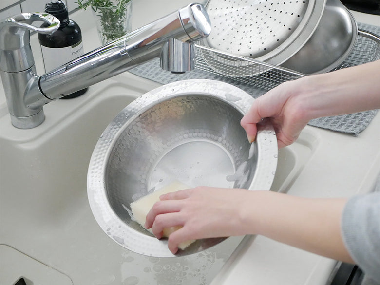 キッチンシンクに置かれたアーネストのとにかく洗いやすいステンレス卓上鍋とのせるだけ蒸し器のセット