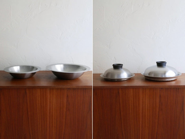 アーネストのステンレス製卓上鍋26cmと21cm、およびのせるだけ蒸し器24-26cmと20-22cmのセットが並んだキッチン用調理器具の画像