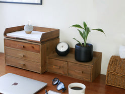 アビテウッドストレージのブラウン色木製ドレッサーとチェストが並んだオフィス用収納家具