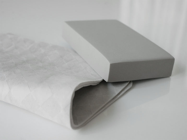 紙タオル、リネン、シルバー製品、マットレス、ティッシュペーパーと並べられた【Hinata Life】超吸水スポンジ キッチンまるごとスウノ ふきんタイプの写真