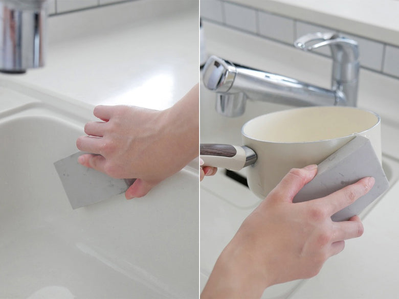 シンクで【Hinata Life】超吸水スポンジ キッチンまるごとスウノを使用して洗い物をしている手元