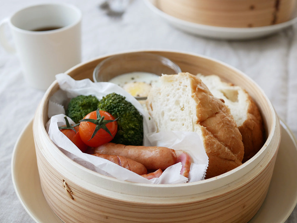 ほったらかし電気せいろと新鮮な野菜や食器が並ぶ調理シーン